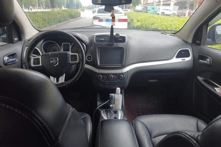 Used Dodge Journey 2013 2.4L Two-Wheel Drive Luxury Version Center Console