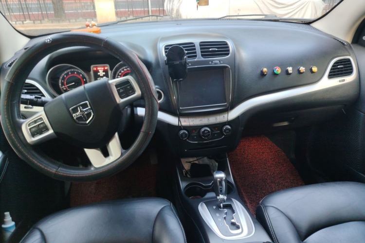Used Dodge Journey 2013 2.4L Two-Wheel Drive Luxury Version Center Console