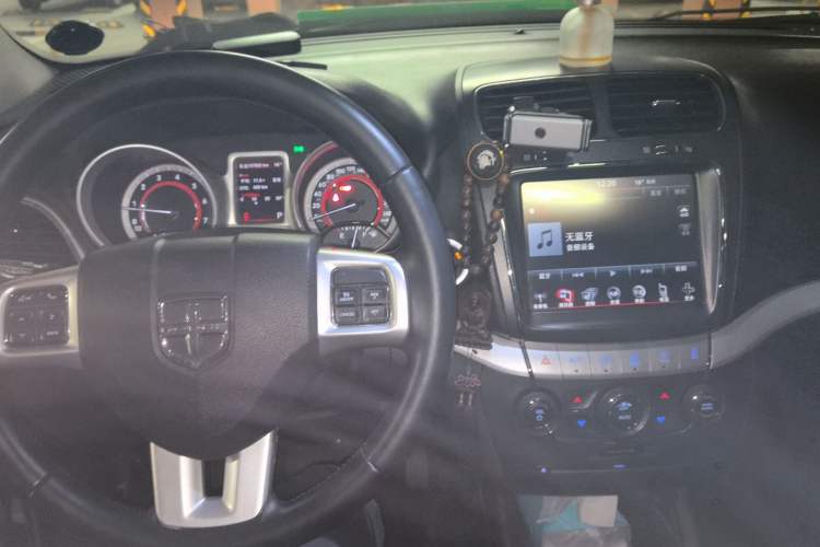 Used Dodge Journey 2013 2.4L Two-Wheel Drive Luxury Version Center Console