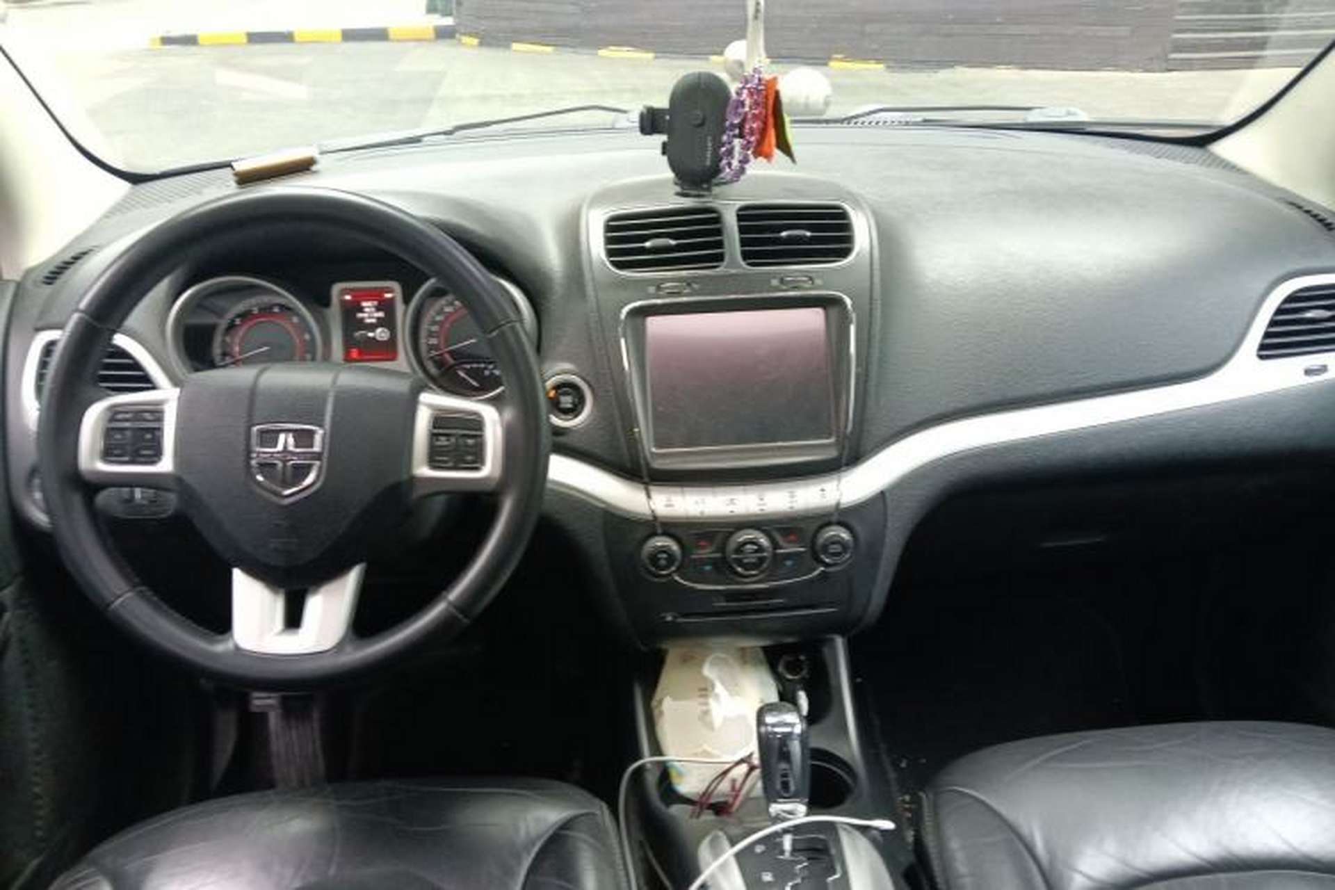 Used Dodge Journey 2013 2.4L Two-Wheel Drive Luxury Version Center Console
