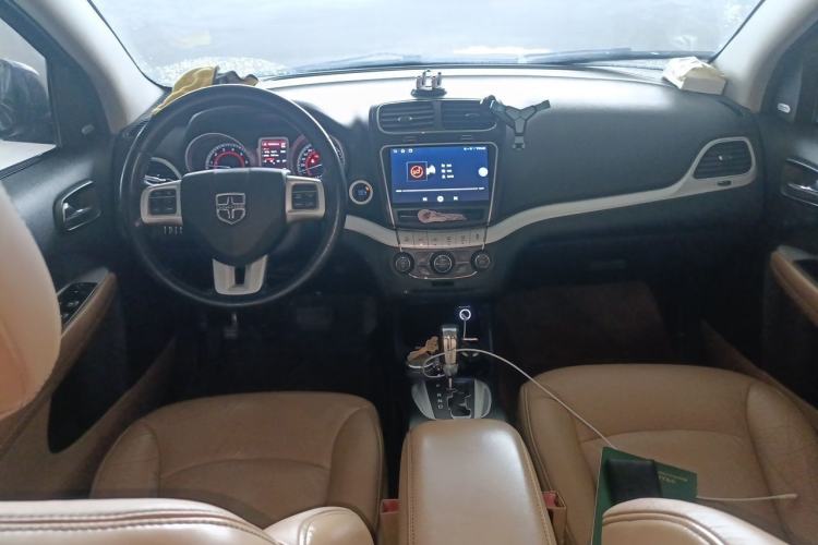 Used Dodge Journey 2013 2.4L Two-Wheel Drive Luxury Version Center Console