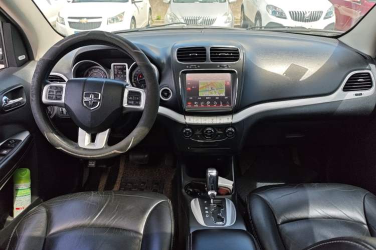 Used Dodge Journey 2013 2.4L Two-Wheel Drive Luxury Version Center Console