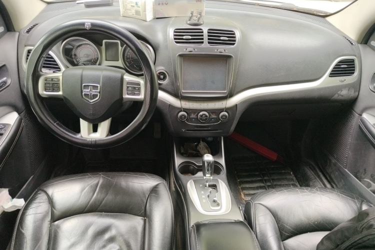 Used Dodge Journey 2013 2.4L Two-Wheel Drive Luxury Version Center Console