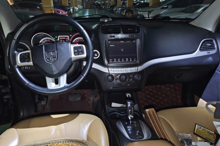 Used Dodge Journey 2013 2.4L Two-Wheel Drive Luxury Version Center Console