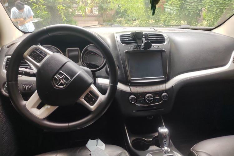 Used Dodge Journey 2013 2.4L Two-Wheel Drive Luxury Version Center Console