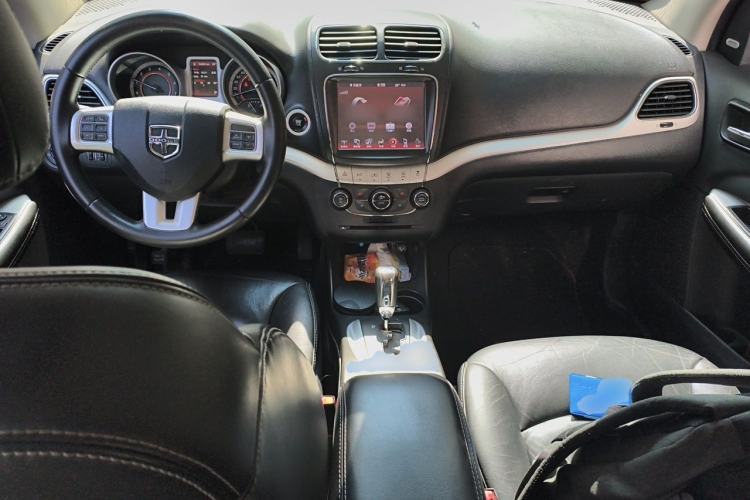 Used Dodge Journey 2013 2.4L Two-Wheel Drive Luxury Version Center Console