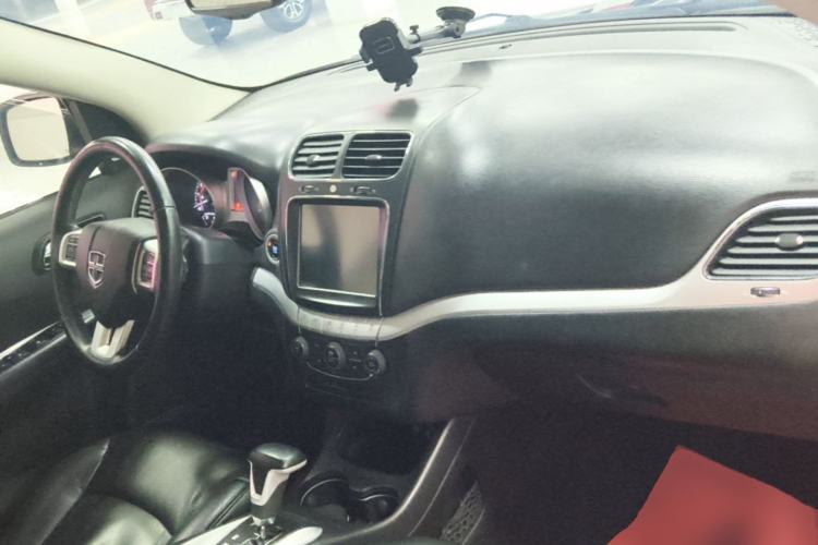 Used Dodge Journey 2013 2.4L Two-Wheel Drive Luxury Version Center Console