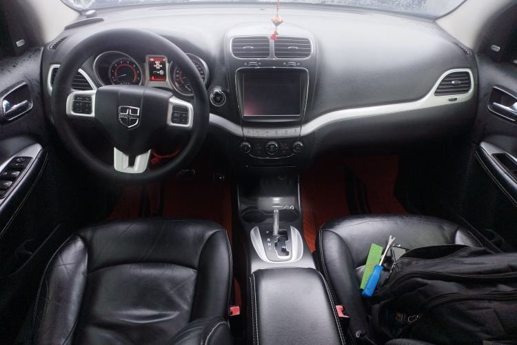 Used Dodge Journey 2013 2.4L Two-Wheel Drive Luxury Version Center Console
