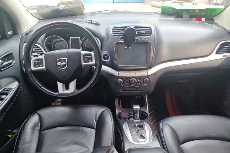 Used Dodge Journey 2013 2.4L Two-Wheel Drive Luxury Version Center Console