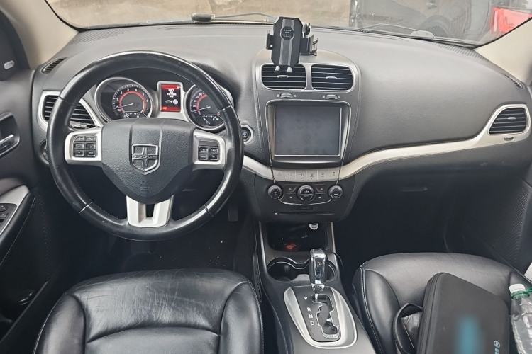 Used Dodge Journey 2013 2.4L Two-Wheel Drive Luxury Version Center Console