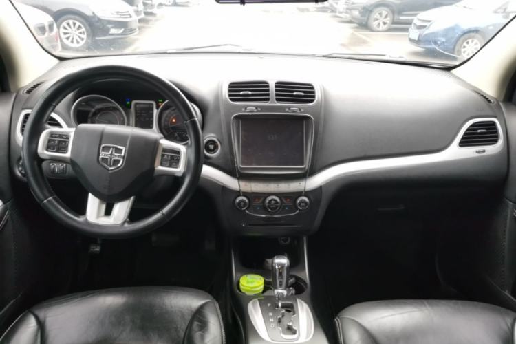 Used Dodge Journey 2013 2.4L Two-Wheel Drive Luxury Version Center Console