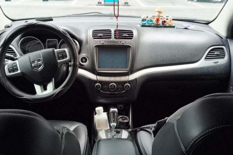 Used Dodge Journey 2013 2.4L Two-Wheel Drive Luxury Version Center Console