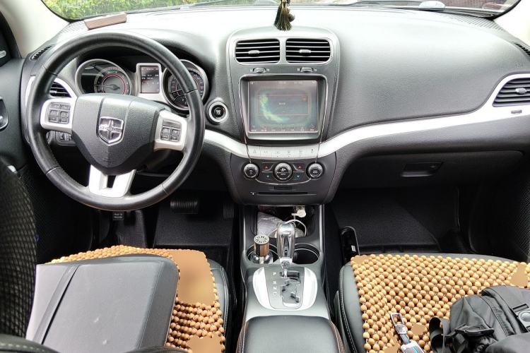 Used Dodge Journey 2013 2.4L Two-Wheel Drive Luxury Version Center Console