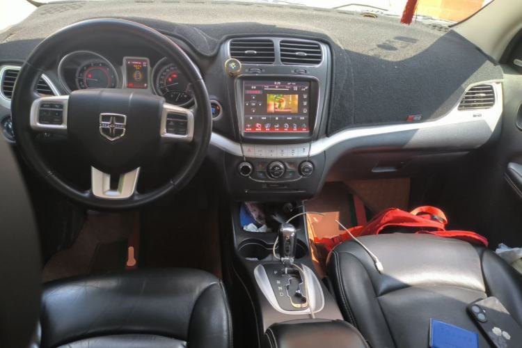 Used Dodge Journey 2013 2.4L Two-Wheel Drive Luxury Version Center Console