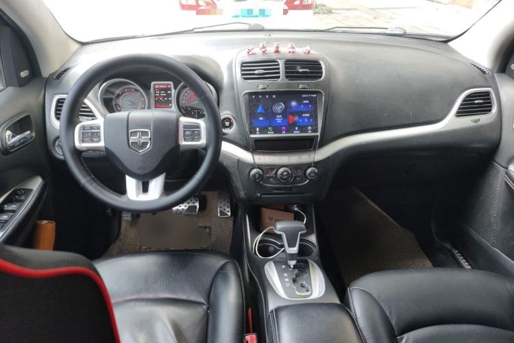 Used Dodge Journey 2013 2.4L Two-Wheel Drive Luxury Version Center Console
