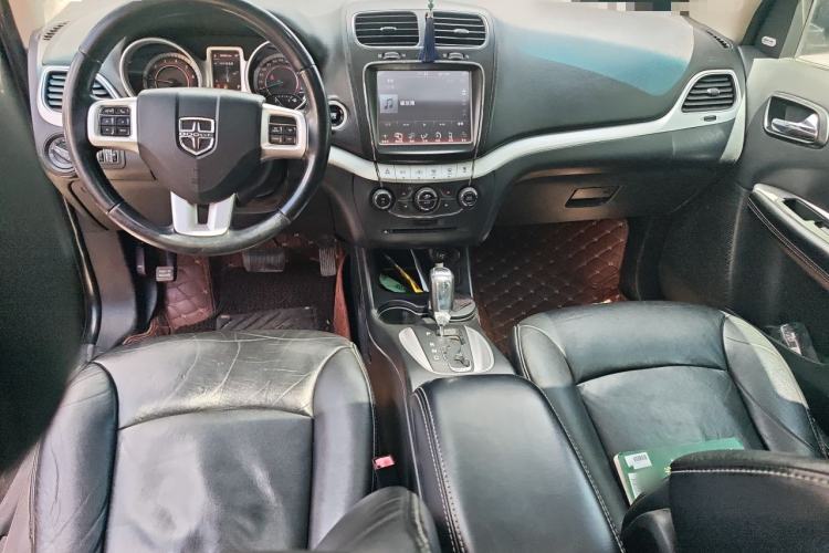 Used Dodge Journey 2013 2.4L Two-Wheel Drive Luxury Version Center Console
