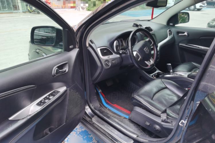 Used Dodge Journey 2013 2.4L Two-Wheel Drive Luxury Version Driver Seat