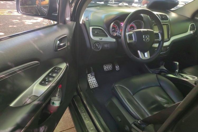 Used Dodge Journey 2013 2.4L Two-Wheel Drive Luxury Version Driver Seat