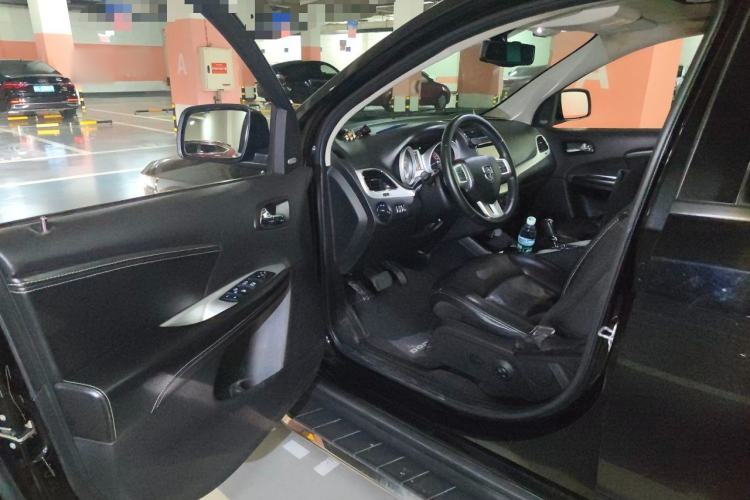 Used Dodge Journey 2013 2.4L Two-Wheel Drive Luxury Version Driver Seat