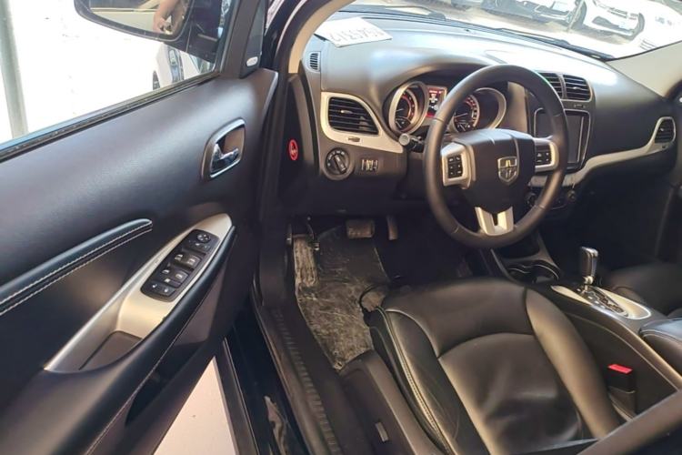Used Dodge Journey 2013 2.4L Two-Wheel Drive Luxury Version Driver Seat