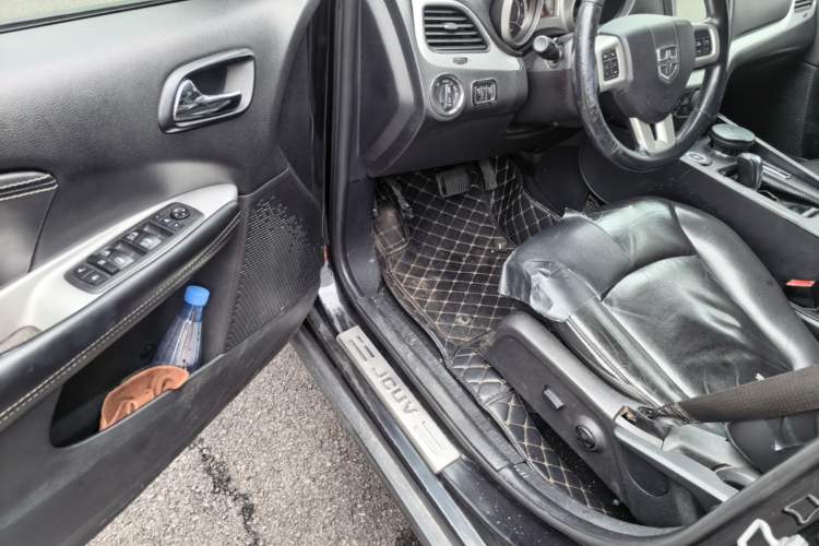 Used Dodge Journey 2013 2.4L Two-Wheel Drive Luxury Version Driver Seat