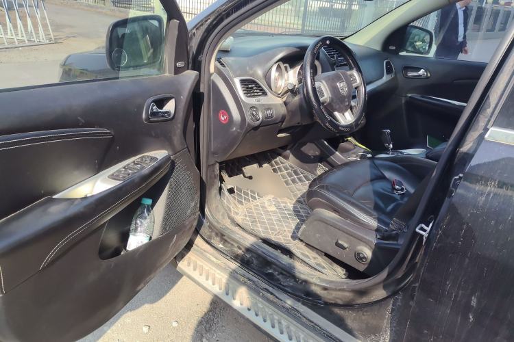 Used Dodge Journey 2013 2.4L Two-Wheel Drive Luxury Version Driver Seat