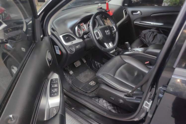 Used Dodge Journey 2013 2.4L Two-Wheel Drive Luxury Version Driver Seat