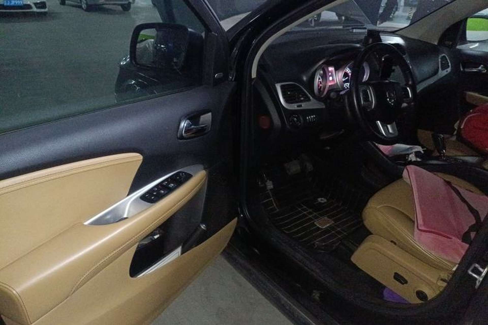 Used Dodge Journey 2013 2.4L Two-Wheel Drive Luxury Version Driver Seat