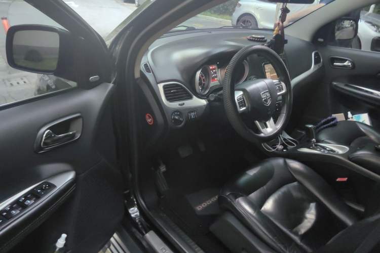 Used Dodge Journey 2013 2.4L Two-Wheel Drive Luxury Version Driver Seat