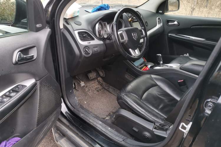Used Dodge Journey 2013 2.4L Two-Wheel Drive Luxury Version Driver Seat