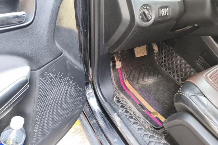 Used Dodge Journey 2013 2.4L Two-Wheel Drive Luxury Version Driver Seat
