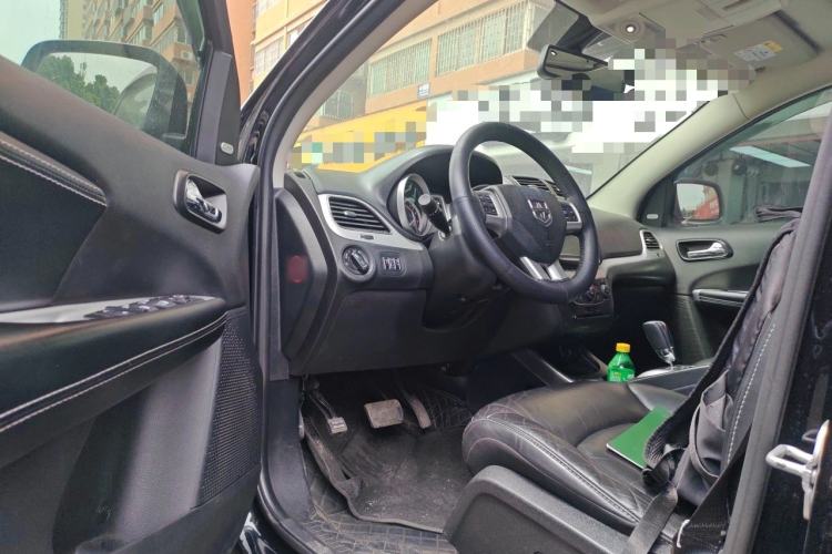 Used Dodge Journey 2013 2.4L Two-Wheel Drive Luxury Version Driver Seat