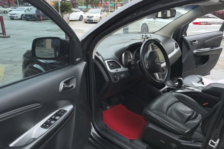 Used Dodge Journey 2013 2.4L Two-Wheel Drive Luxury Version Driver Seat