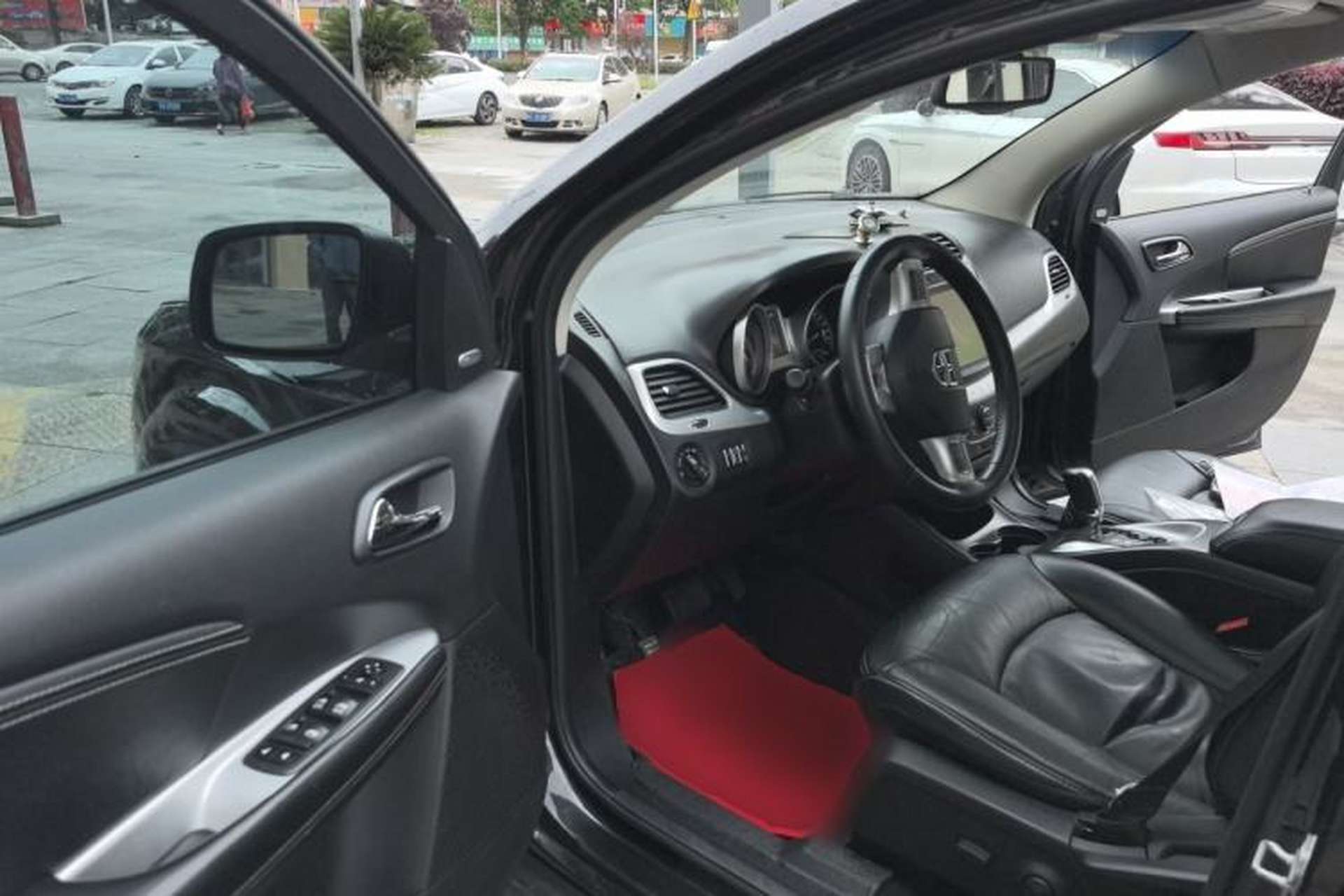 Used Dodge Journey 2013 2.4L Two-Wheel Drive Luxury Version Driver Seat
