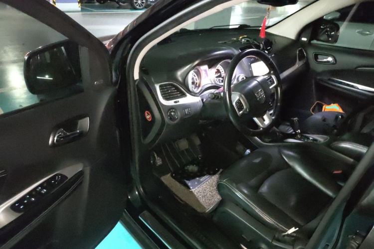 Used Dodge Journey 2013 2.4L Two-Wheel Drive Luxury Version Driver Seat