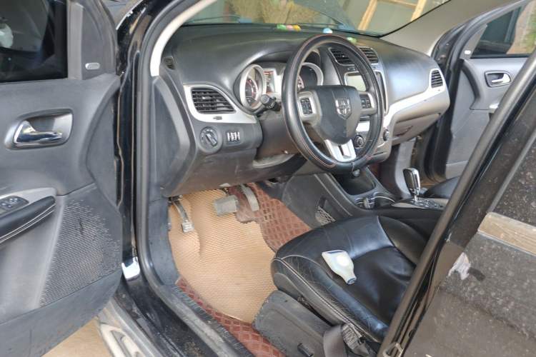 Used Dodge Journey 2013 2.4L Two-Wheel Drive Luxury Version Driver Seat
