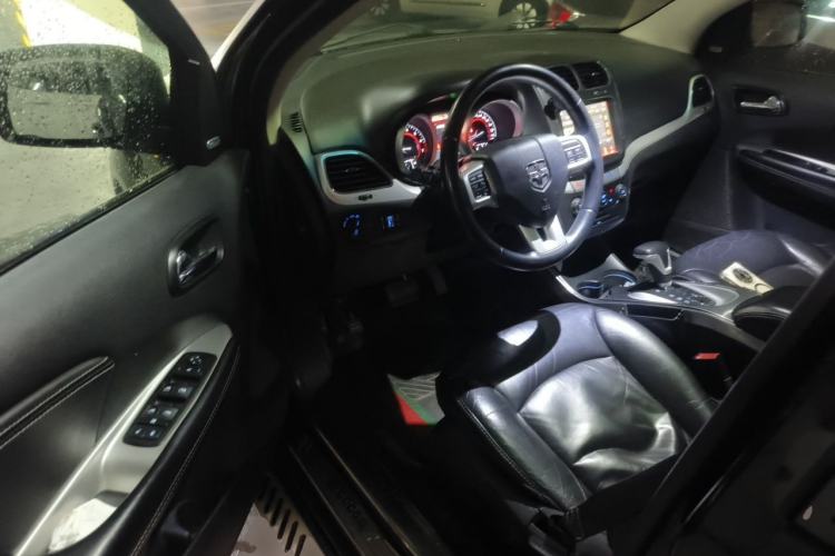 Used Dodge Journey 2013 2.4L Two-Wheel Drive Luxury Version Driver Seat