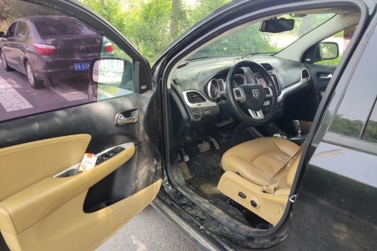 Used Dodge Journey 2013 2.4L Two-Wheel Drive Luxury Version Driver Seat