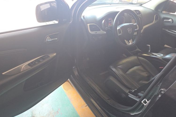 Used Dodge Journey 2013 2.4L Two-Wheel Drive Luxury Version Driver Seat
