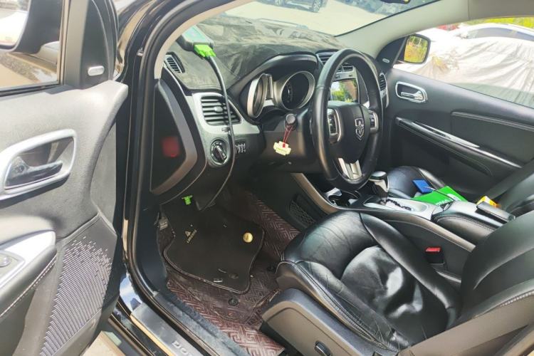 Used Dodge Journey 2013 2.4L Two-Wheel Drive Luxury Version Driver Seat