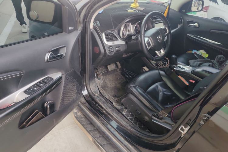 Used Dodge Journey 2013 2.4L Two-Wheel Drive Luxury Version Driver Seat