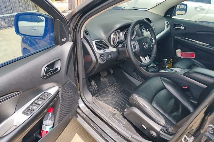 Used Dodge Journey 2013 2.4L Two-Wheel Drive Luxury Version Driver Seat