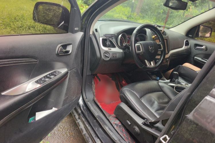 Used Dodge Journey 2013 2.4L Two-Wheel Drive Luxury Version Driver Seat