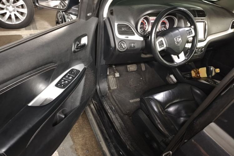 Used Dodge Journey 2013 2.4L Two-Wheel Drive Luxury Version Driver Seat