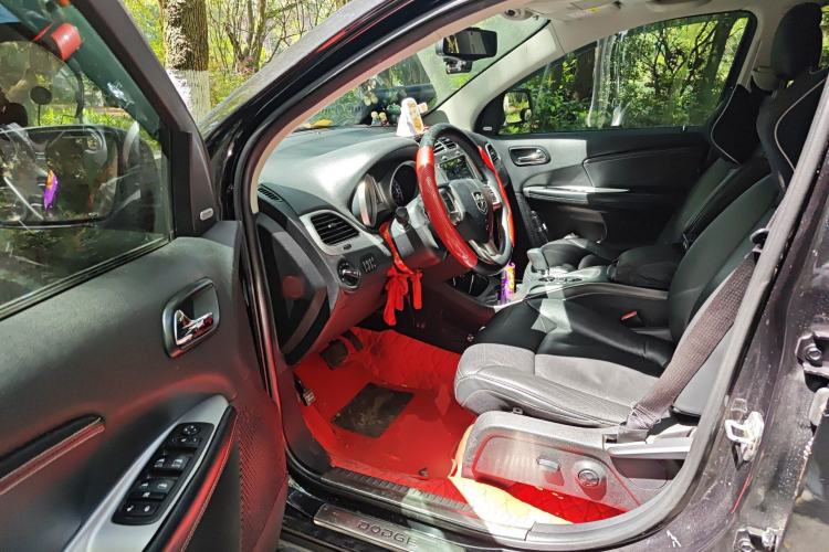 Used Dodge Journey 2013 2.4L Two-Wheel Drive Luxury Version Driver Seat