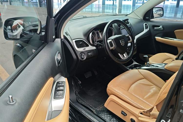 Used Dodge Journey 2013 2.4L Two-Wheel Drive Luxury Version Driver Seat