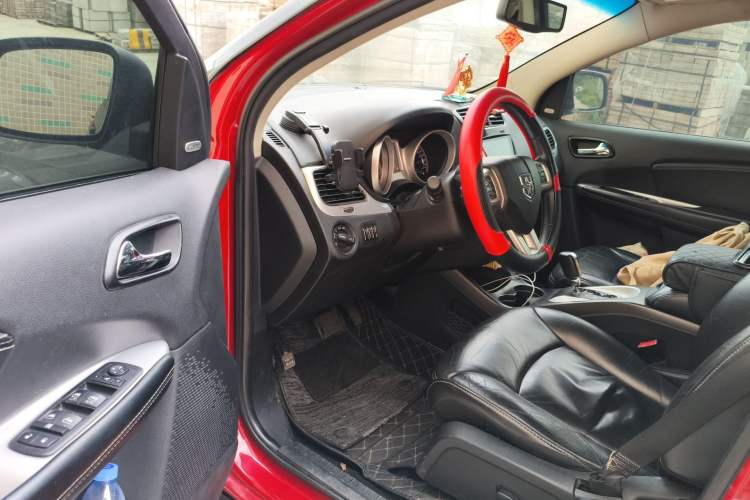 Used Dodge Journey 2013 2.4L Two-Wheel Drive Luxury Version Driver Seat