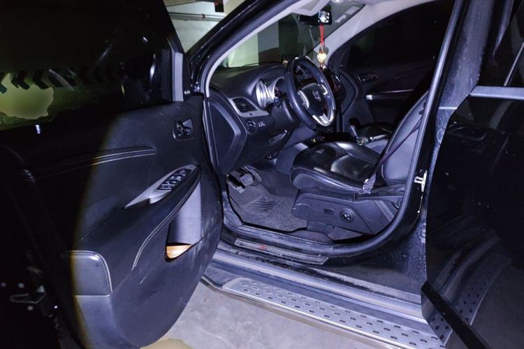 Used Dodge Journey 2013 2.4L Two-Wheel Drive Luxury Version Driver Seat
