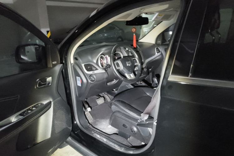Used Dodge Journey 2013 2.4L Two-Wheel Drive Luxury Version Driver Seat