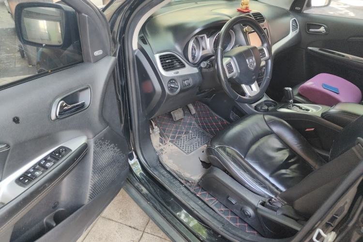 Used Dodge Journey 2013 2.4L Two-Wheel Drive Luxury Version Driver Seat
